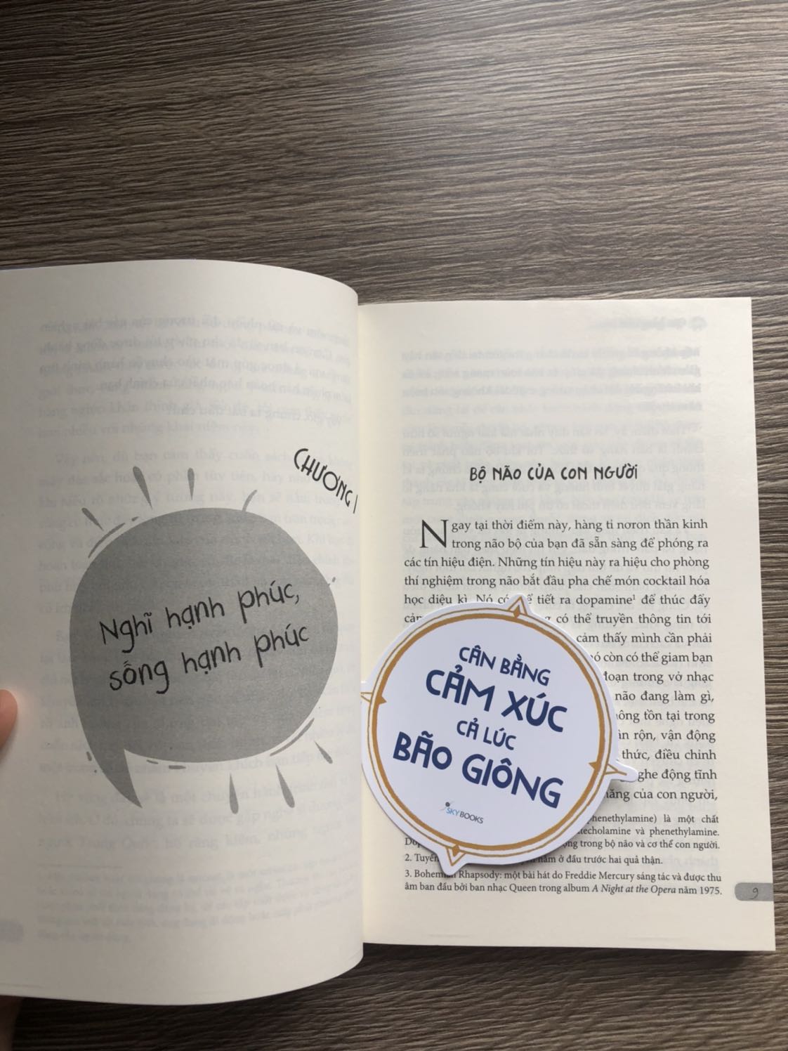 - Tiki giao hàng nhanh mới đặt hôm trước hôm sau nhận đc sách luôn. Săn sale đc giá tốt nữa
- Về nội dung: Mình chưa đọc nên chưa biết ntn. Mới lướt qua mấy trang đầu thấy khá cuốn
- 1 điểm trừ nhỏ là sách hơi dơ và xước nhẹ ở góc. Nhưng k sao mình quan tâm nội dung hơn 
Cảm ơn Tiki nhé