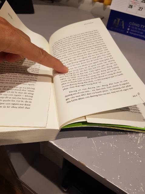 Sách này rất hay, cuốn sách làm thay đổi suy nghĩ của bản thân rất nhiều để cảm thấy vui vẻ hạnh phúc hơn. Có điều góp ý với nhà xuất bản là đọc chưa hết cuốn thì đã bị rớt mấy trang sách ra, dán keo dở quá. Trừ 1 sao cho NXB chứ nội dung sách thì ok.