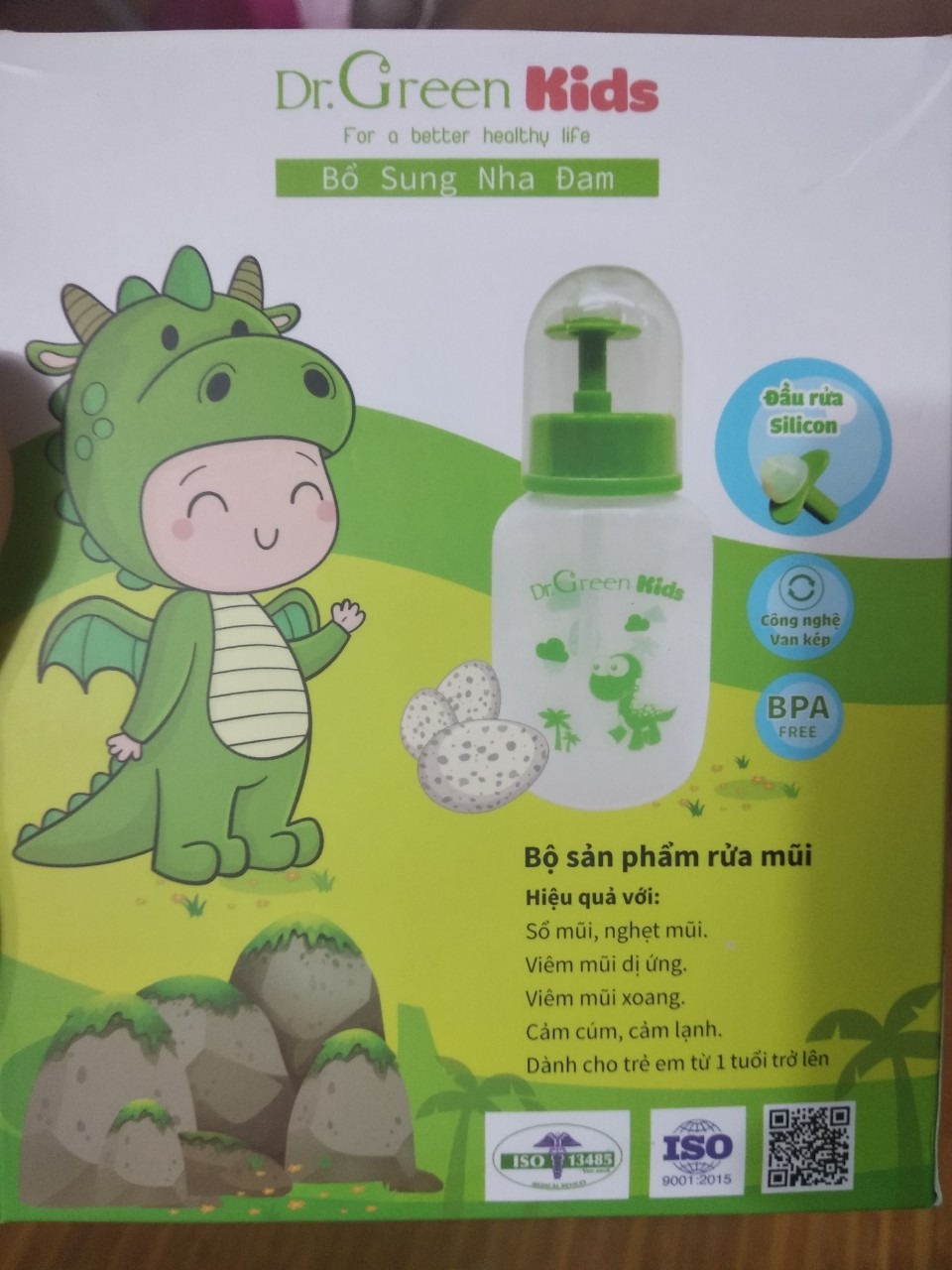 Đóng gói khá chuyên nghiệp, Bình đẹp, chất nhựa nhìn khôn. Mới đầu xịt cho bé, sau tự bé cũng làm được. Còn được tặng thêm 30 gói muối rất vệ sinh. Nói chung là khá ưng cái bụng cho một sản phẩm chăm sóc sức khỏe Đóng gói khá chuyên nghiệp, Bình đẹp, chất nhựa nhìn khôn. Mới đầu xịt cho bé, sau tự bé cũng làm được. Còn được tặng thêm 30 gói muối rất vệ sinh. Nói chung là khá ưng cái bụng cho một sản phẩm chăm sóc sức khỏe