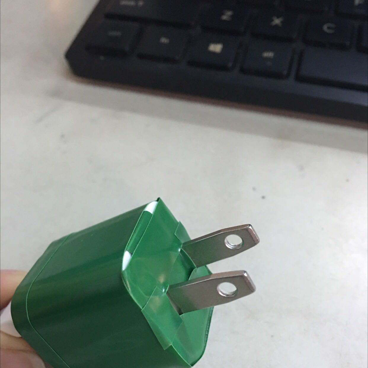 Tiki giao hàng nhanh. Nhưng mà mình dùng dk 1 ngày. Cắm vào rút ra mà nó bong luôn rồi