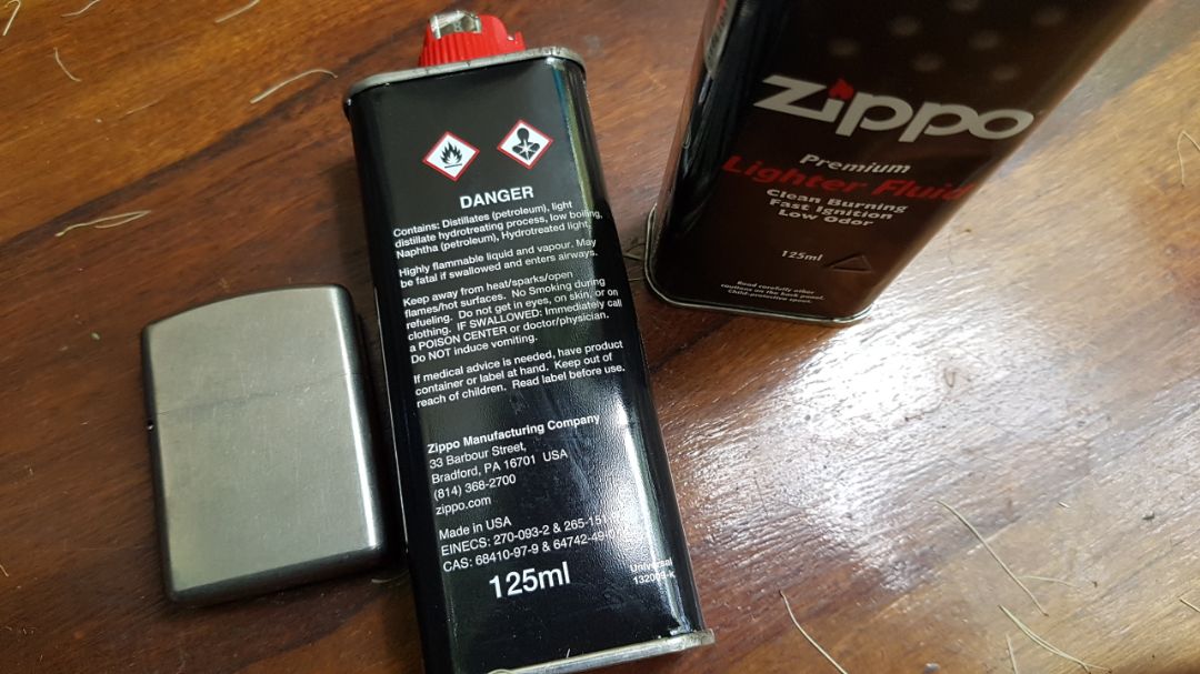 Hàng xịn, chính hãng. Mua trực tiếp ở cửa hàng cũng vài lần rồi nên yên tâm về chất lượng. Zippo nên xài loại chống bay xăng thì xài 1 bình được lâu hơn, đa số zippo truyền thống từ bình dân đến cao cấp đều có bản lề phía ngoài, xài khoảng 1 năm là bị hở, nhanh bay xăng.