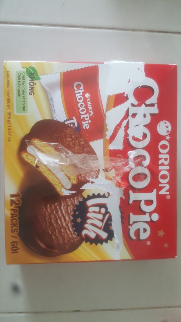 Mình mua hàng tiki từ lâu rồi nhưng lần này cảm thấy thật sự rất thất vọng. Mua 6 hộp thì đến những 3 hộp bị dính băng keo, có cố gỡ keo ra thì cũng chẳng đem bánh đi biếu được, nhìn trầy trụa hết trơn. Sắp Tết rồi nên cũng để nhà ăn đại chứ đổi trả mất công. Rất không hài lòng vì bộ phận chuẩn bị hàng lại cố tình giao bánh như vậy cho khách. May là mình đặt dư bánh ra chứ đặt đúng số lượng cần biếu thì lại phải chạy ra ngoài mua lại. Tiki vui lòng xem lại cách chuẩn bị hàng nếu còn muốn giữ khách.