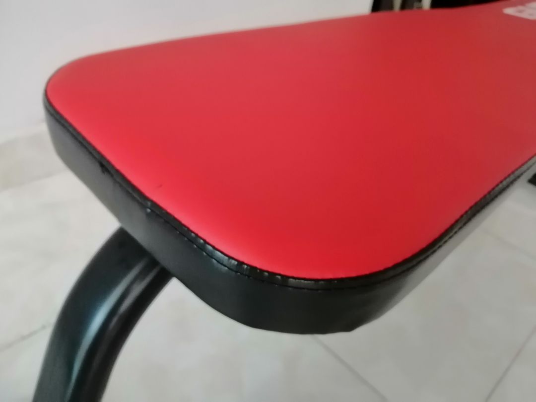 Ghế tạo cảm giác chắc chắn nhưng vẫn gọn gàng, dễ di chuyển. Mặt nệm êm vừa phải. Đế cao su chống chầy xước cho nền và giữ ghế cố định. Đóng gói cẩn thận, giao hàng nhanh.