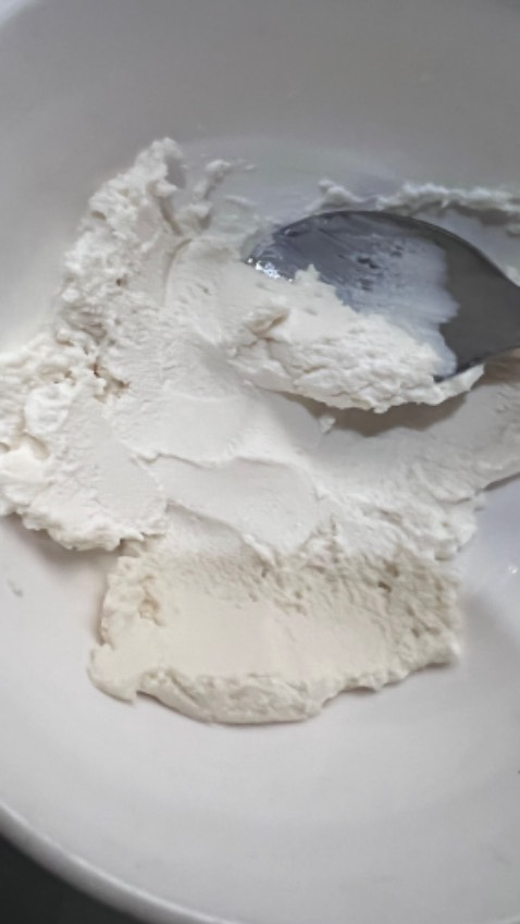 Sau hơn 1 tháng làm thì mình vẫn có bữa tách nước bữa không, nói chung cũng tiện 
Nhưng cái đáng nói nhất ở đây là tách nước như v nên mình làm được sữa chua Hy Lap , phải nói ngon xuất sắc
Ai mà làm bị hư hay tách nước thì mua miếng vải lọc về làm sữa chua Hy Lạp luôn nhé, vừa bổ vừa rẻ, béo ngậy ăn đã lắm