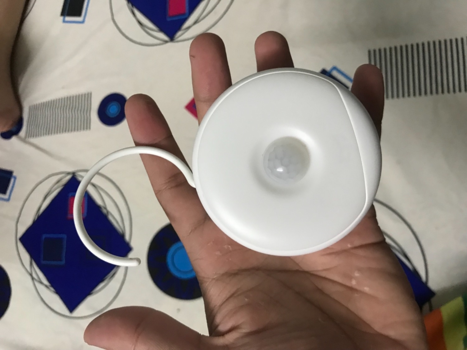 Điểm trừ là sáng hơi yếu ở chế độ tự động . Lúc có ánh sáng đèn sẽ không tự sáng , không có hướng dẫn sử dụng tiếng việt mà chỉ toàn china. Khi vào bóng tối nếu có chuyển động thì đèn sẽ tự bật . Tự tắt sau 15s không có chuyển động . Điểm cộng giá rẻ và có cổng sạc usb . Pin lâu , đẹp . Đèn có 2 chế độ tự động bật khi có chuyển động và luôn luôn bật sáng Điểm trừ là sáng hơi yếu ở chế độ tự động . Lúc có ánh sáng đèn sẽ không tự sáng , không có hướng dẫn sử dụng tiếng việt mà chỉ toàn china. Khi vào bóng tối nếu có chuyển động thì đèn sẽ tự bật . Tự tắt sau 15s không có chuyển động . Điểm cộng giá rẻ và có cổng sạc usb . Pin lâu , đẹp . Đèn có 2 chế độ tự động bật khi có chuyển động và luôn luôn bật sáng