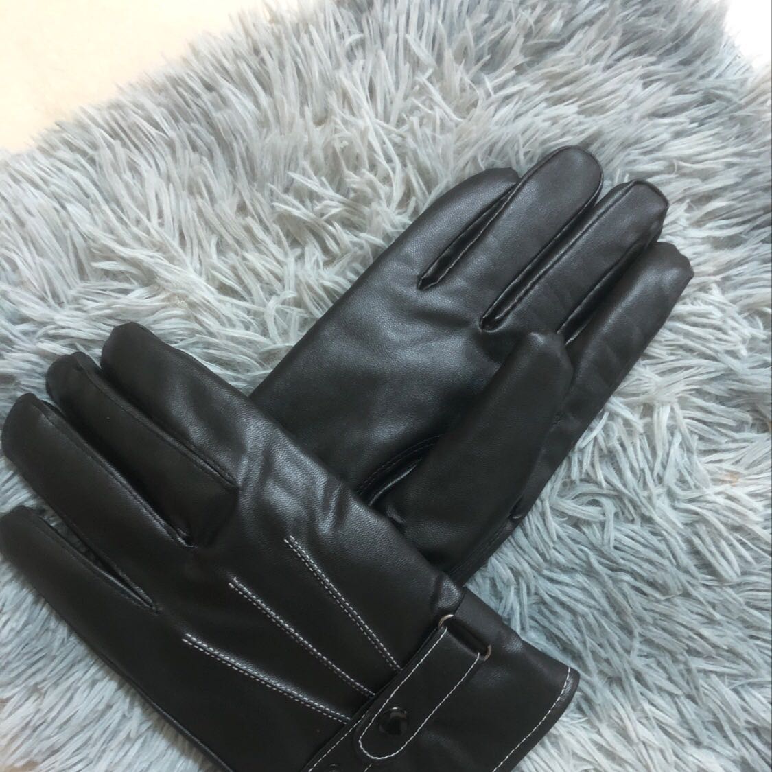 Mấy hôm rét mua đc đôi găng tay đi. Thấy chất da khá là mềm. Có cúc để điều chỉnh to nhỏ cố tay cho nam và nữ đều dùng đc ấy. Đường may dày dặn, chắc chắn nhé, k thấy chỉ thừa. Cho 5 sao còn lại chưa dùng chưa biết độ bền.