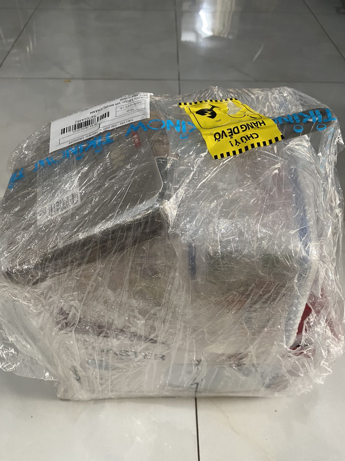 Tiki đóng gói vô cùng cẩn thận. Tối khuya nay đặt, sáng sớm mai có hàng. Đúng là vẫn luôn tin tưởng về cung cách dịch vụ của Tiki không bao giờ làm mình thất vọng. 
Còn về chất lượng Lock n Lock thì nào giờ vừa tốt, vừa đẹp rồi, không bàn cãi. Nay lại chạy promotion cho tiki giảm giá thích ơi là thích!