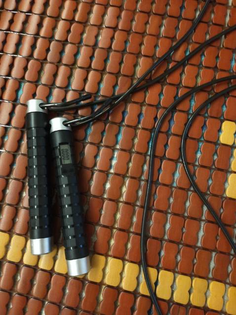 Dây nhẹ, chắc chắn, có thể điều chỉnh độ dài tùy ý. Dùng rất tốt. Bộ đếm ko đúng lắm, ko có hướng dẫn sử dụng đi kèm và cũng ko có bảo hiểm hay pin thay thế nếu như bị hỏng