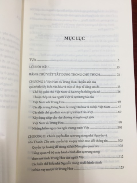Mới mua và đọc vài trang thì thấy có nhiều nội dung hay. Ai nghiên cứu về chính trị, pháp luật triều Nguyễn và triều Thanh thì nên đọc cuốn này. 
Mình mua cuốn này và một cuốn nữa được tặng bao lì xì đẹp lắm.