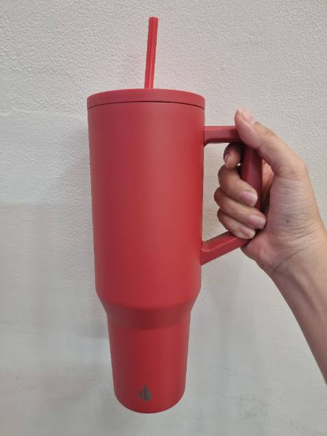 Ở ngoài màu đỏ đậm hơn trong hình xíu đúng style màu mình thích luôn nhé, dùng thích lắm, giữ nhiệt lâu mình để đá từ hôm trước sang hôm sau vẫn còn, có cái hay nữa là rút ống hút ra là cái nắp nó kín luôn, dốc ngược ko bị chảy nước ra, mười điểm