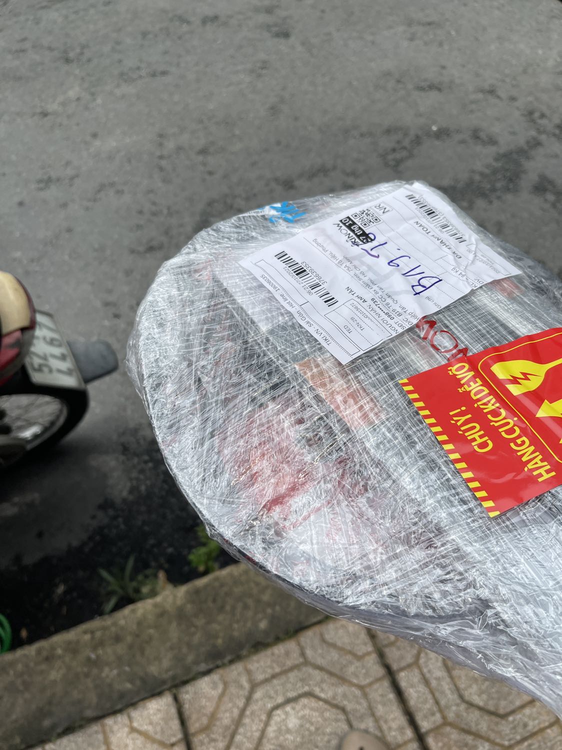 Tuy là đã giao hàng lại ngon ok rồi.
Nhưng vẫn phải rate cho 1 sao cho các bạn sau mua hàng chú ý. 
Đã dùng tikinow cho giảm thiểu móp méo. Chẳng hiểu sao, cái chảo 1tr. Mà xuất kho móp thế này cũng xuất. Nhân viên tiki ko có mắt hay sao? Ko hề có vết cấn nilon. Chứng tỏ chảo đã móp từ trước.
Nữa là nhân viên giao hàng, ủa giao đơn đợi khách ra lấy, thì lại bảo chạy cho kịp đơn. Ko chịu đợi khách ra lấy. Để trên bàn. Dù khách có bảo đợi xíu 2-3p đi thang máy ra lấy. Mất lịch sự thật sự.