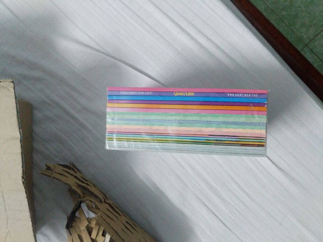 Do lỗi gì đó mà nilon bọc tập sách hơi rách một tí. Mọi người cố gắng nhé.