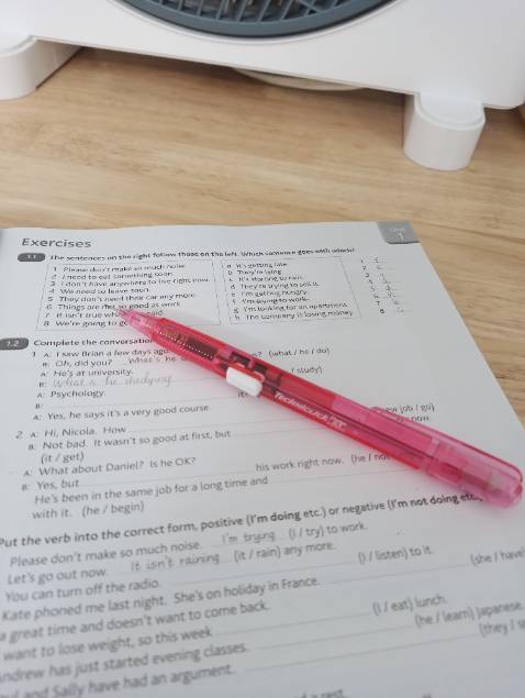 Bút đẹp, dễ sử dụng. Trên đầu bút có chứa tẩy, bên trong thân bút có kèm 2 ngòi để thay thế. Mua gấp về để làm bài tập nhưng không để ý kỹ đây là bút chì kim 0b có ngòi chì khá cứng và mực không được đậm như mong muốn. Sẽ phải mua thêm 1 bút chì 2B nhưng vẫn đánh giá 5 sao cho sản phẩm. Bút đẹp, dễ sử dụng. Trên đầu bút có chứa tẩy, bên trong thân bút có kèm 2 ngòi để thay thế. Mua gấp về để làm bài tập nhưng không để ý kỹ đây là bút chì kim 0b có ngòi chì khá cứng và mực không được đậm như mong muốn. Sẽ phải mua thêm 1 bút chì 2B nhưng vẫn đánh giá 5 sao cho sản phẩm.