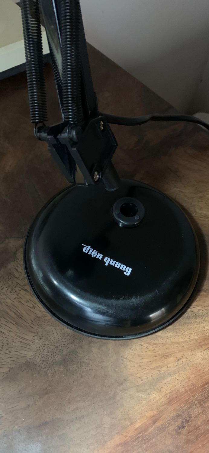 Thấy mọi người nói sản phẩm ko được tốt nhưng do tin tưởng tiki đặt thử coi lỡ mình hên. Ai ngờ đâu bị tình trạng y mọi người . Đế đèn trầy thấy quá trời, như hàng cũ tồn kho vậy. Còn thân đèn với đế rời nhau ko có gì để cố định. Gắn thân vô đế mà nhắc đèn lên là thân đi đường thân, đế đi đường đế. Riếc rồi tiki làm ăn chán quá . Cực kỳ thất vọng