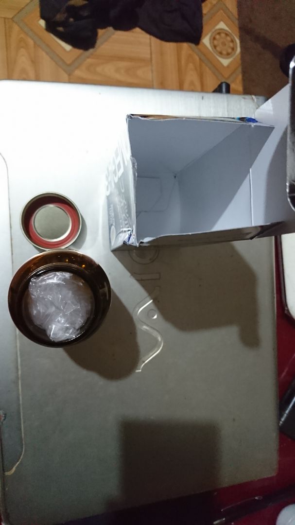 1. Lúc đặt hàng thì giá 336k, nhận hàng vào đánh giá giá còn 290k. 
2. Hộp không thấy dán tem chống hàng giả, chỉ cod keo mỏng đan lên sơ sài. 
3. Trong hộp ko thấy có giấy HDSD. 
4. Khi mở hộp ra không hề có miếng giấy bạc hay miếng keo dán trên miệng hộp mà chỉ là nắp đậy lại thôi.