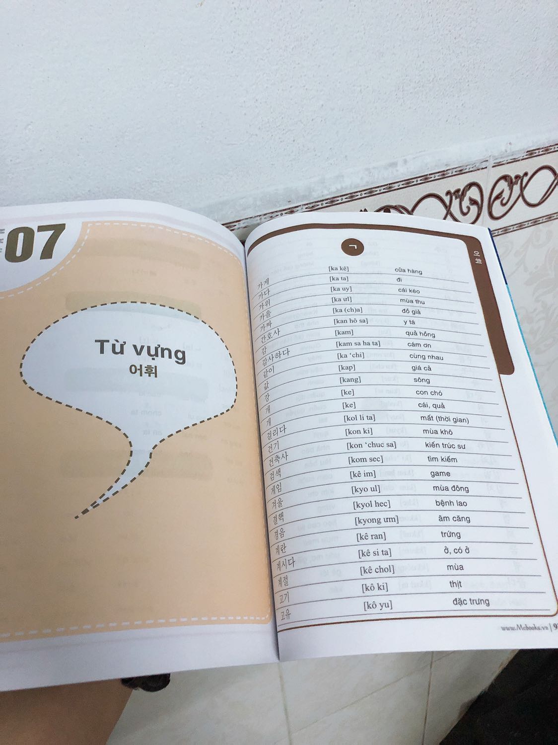Cuối cùng thì cũng nhận được sách, cũng may là không bị hư hỏng gì cả
Nó giống như 1 cuốn sách dạy tiếng Việt vậy, có thể học về bảng chữ cái, cách viết, luyện viết (từng từ và cả câu), học từ vựng,…. Khá là thú vị :))) Cuối cùng thì cũng nhận được sách, cũng may là không bị hư hỏng gì cả
Nó giống như 1 cuốn sách dạy tiếng Việt vậy, có thể học về bảng chữ cái, cách viết, luyện viết (từng từ và cả câu), học từ vựng,…. Khá là thú vị :)))
