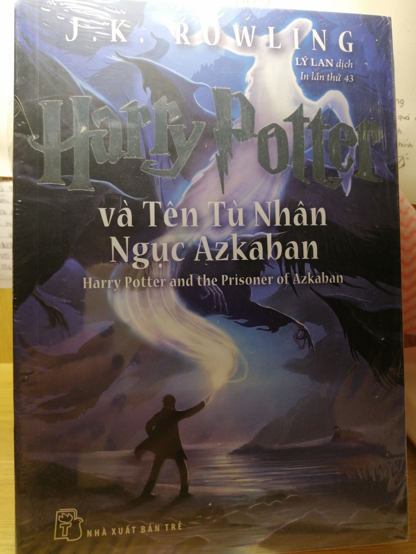 uiiii, sách còn nguyên màng bọc, không bị móp méo gì, tiki giao nhanhhhh, thật sự tập này của Harry Potter hay lắm luôn ý💖🙆
