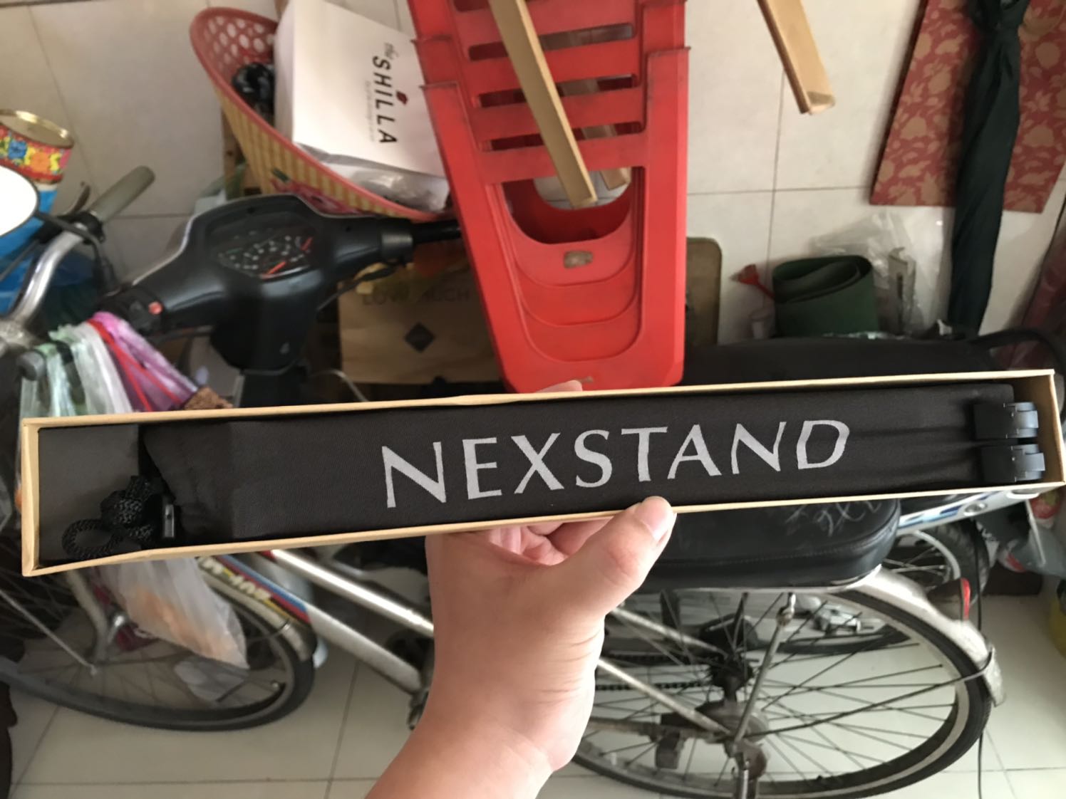 Chân đế gấp lại rất gọn, chắc chắn. Chịu tải được cả laptop 17.3 inch. Các khớp nối chắc chắn. Rất đáng tiền