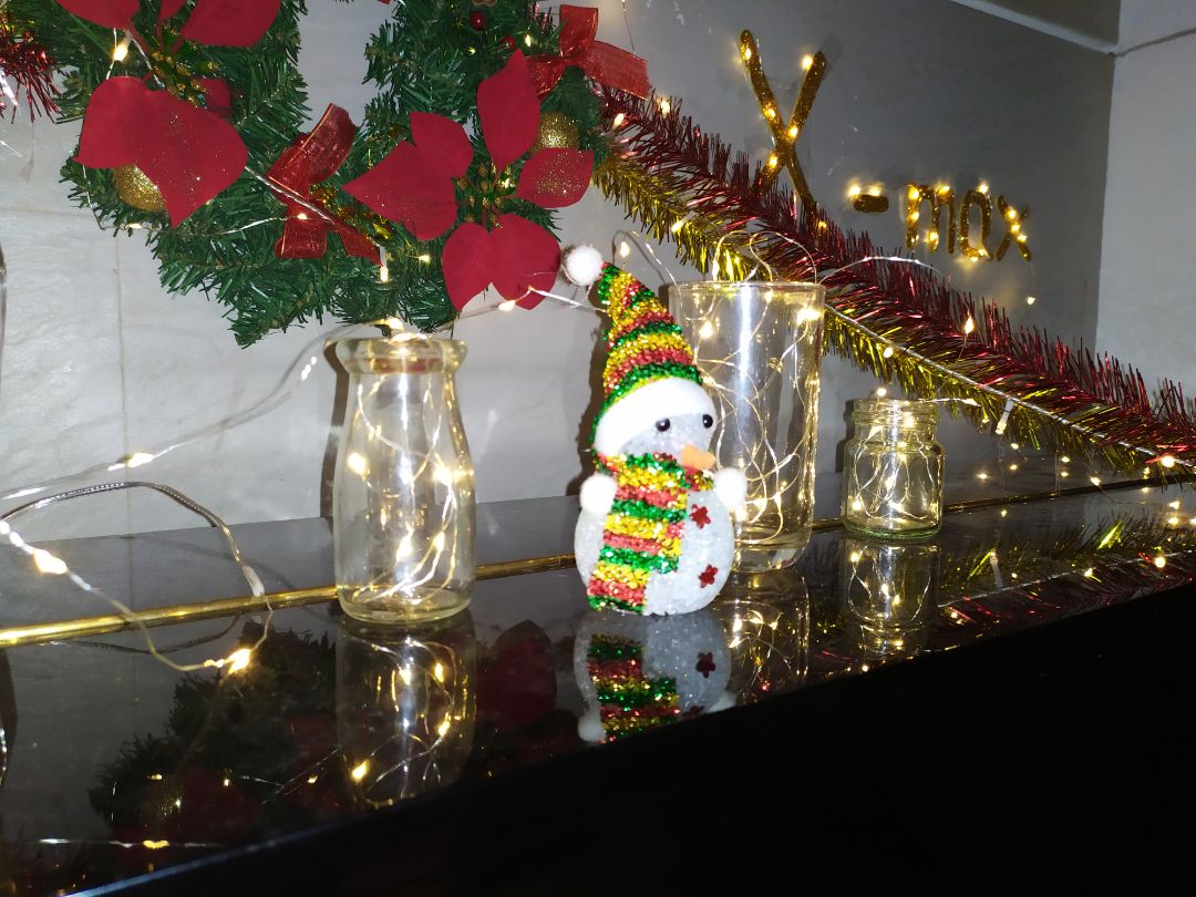 Dây đèn mỏng nên dễ uốn nắn, để trang trí cực kì đẹp luôn. Có 2 chế độ đèn là nhấp nháy và đứng yên. Mình mua bộ đèn vàng gắn pin vào dùng cũng đc 2 tuần rồi mà đèn vẫn còn sáng (hơi yếu đi chút). Có dịp sẽ thử bộ đèn màu xem hehe.