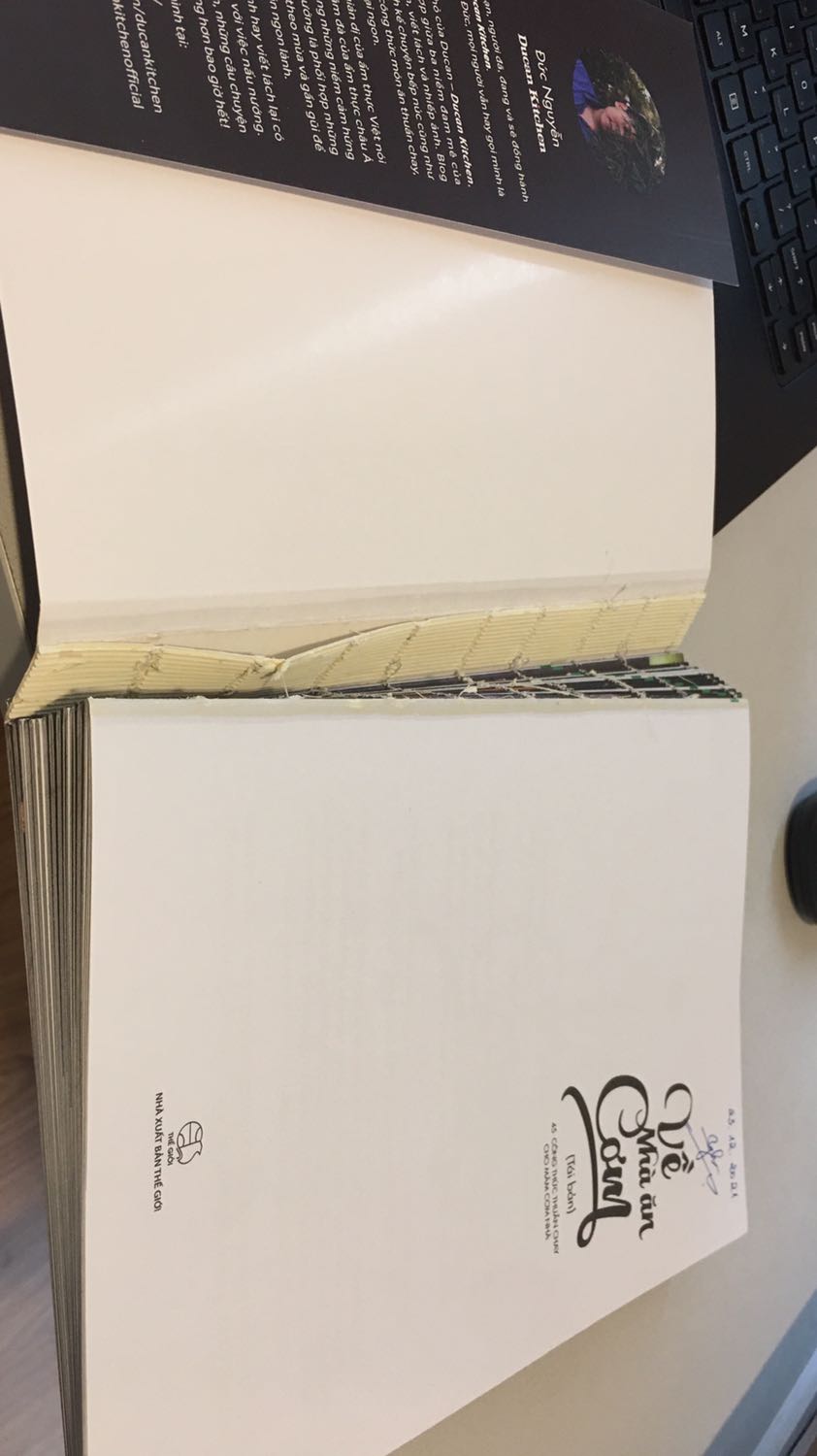 Mình nhận sách hôm 23/12, hôm nay mang ra đọc thì mới đọc được 1 lúc sách đã bị bung hết phần gáy ra như ảnh bên dưới. Mình nghĩ chắc do xưởng in đóng sách ẩu, những phần chỉ khâu ở gáy cũng lỏng lẻo và bung hết rồi. Mong Tiki hỗ trợ vấn đề này.