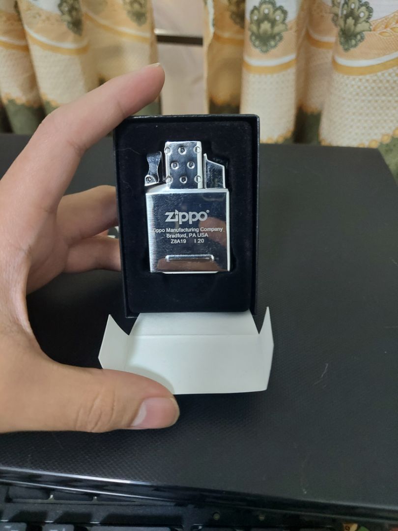 Sản phẩm đẹp hoàn thiện tốt. Nhà bán hàng có bơm sẵn ga nha. Điểm trừ duy nhất là nặng hơn ruột bơm xăng của Zippo kha khá.