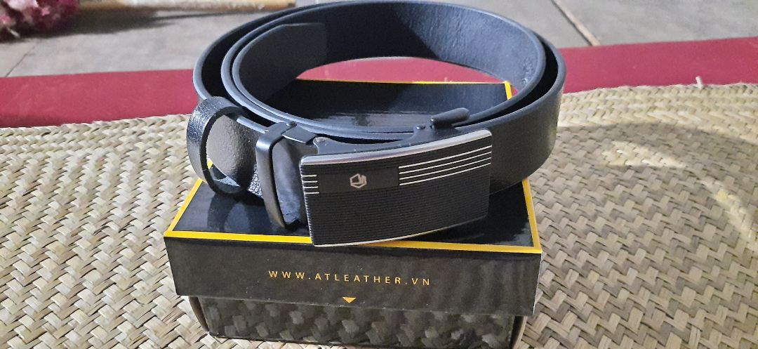 sản phẩm đẹp như hình. có thẻ bảo hành. da thì không phải thật 100%