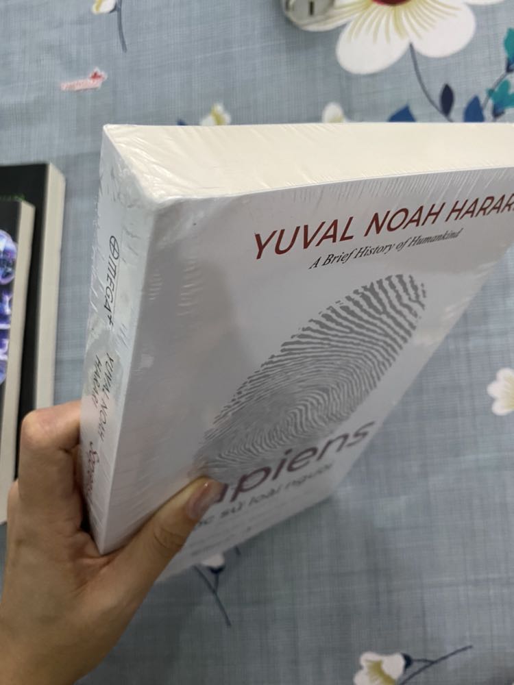Tiki đóng gói thùng giấy sơ sài ghê, sách đến tay mình móp góc trầy nhiều, mấy quyển không được bọc màng nhựa trầy cũ thấy thương luôn 😞