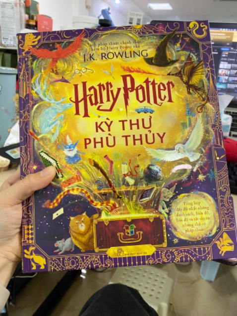 Quá trời xuất sắc luôn. Thật sự là chưa bg mình mua được một cuốn nào mà có cảm giác hời zậy luôn. Chỉn chu đến từng chi tiết một, từ viền đến hình ảnh. Đã vậy giá sale còn hời nữa, mình mua hết có 365k thui, rẻ quá trời mà đẹp nữa. Sẽ tích tiền mua tập bản màu nữa 🥰🥰🥰🥰
Edit tiếp:
Cơ mà mình có phát hiện vài lỗi typo nên hơi buồn, đã báo với nxb, ko biết bao giờ mới có tái bản mới. Nếu ai có ý định mua thì đợi thêm xem có ra bản sau rồi sửa lỗi không nha