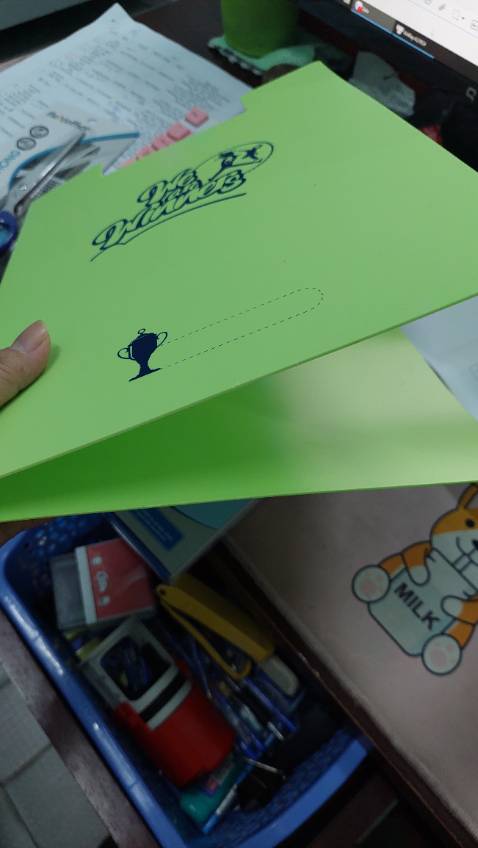 Màu sắc đẹp nhưng bìa mỏng, lúc đặt mình ko để ý, ko ưng lắm.