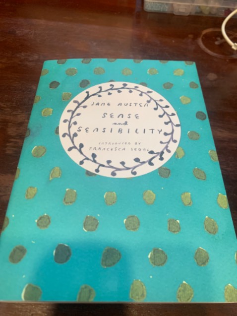 Sách bọc kĩ. Bìa rất vintage. Cầm như 1 cuốn sổ tay, ko sợ lỗi thời. Giấy nhẹ, chữ dễ đọc. Tiếc là ko đủ bộ. Giao rất nhanh, mình đặt trưa mà tối đã giao rồi ko cần đợi mấy ngày.