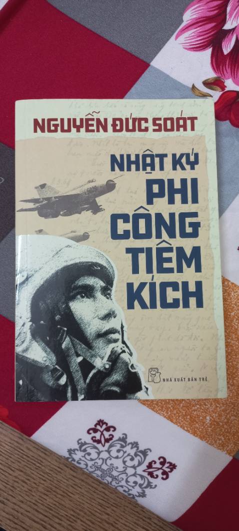 Một cuốn sách hay để đọc nhân dịp kỉ niệm 50 năm chiến thắng 'Điện Biên Phủ trên không'. TIKI đóng gói sách rất cẩn thận.