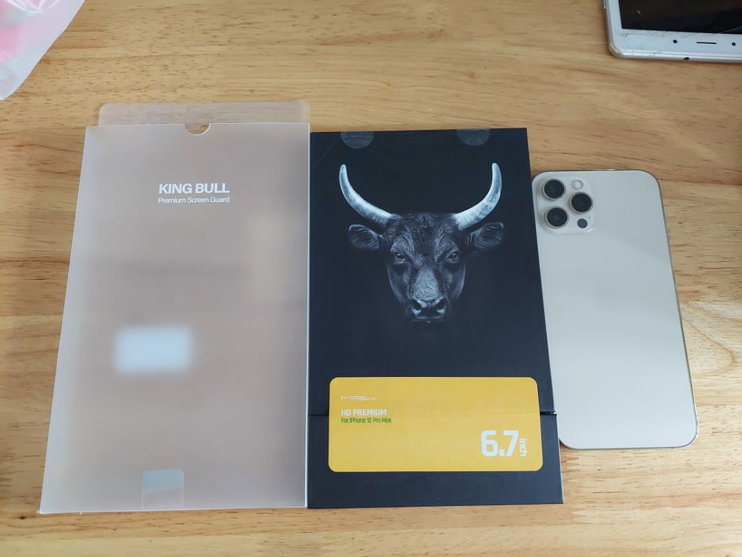 Hộp đóng rất cầu kỳ và đẹp, miếng dán màn hình hơi hụt chút xíu so với màn nhưng vẫn chấp nhận được. Được tặng kèm miếng dán nilon mặt sau điện thoại.  Tóm lại vẫn rất hài lòng với sản phẩm