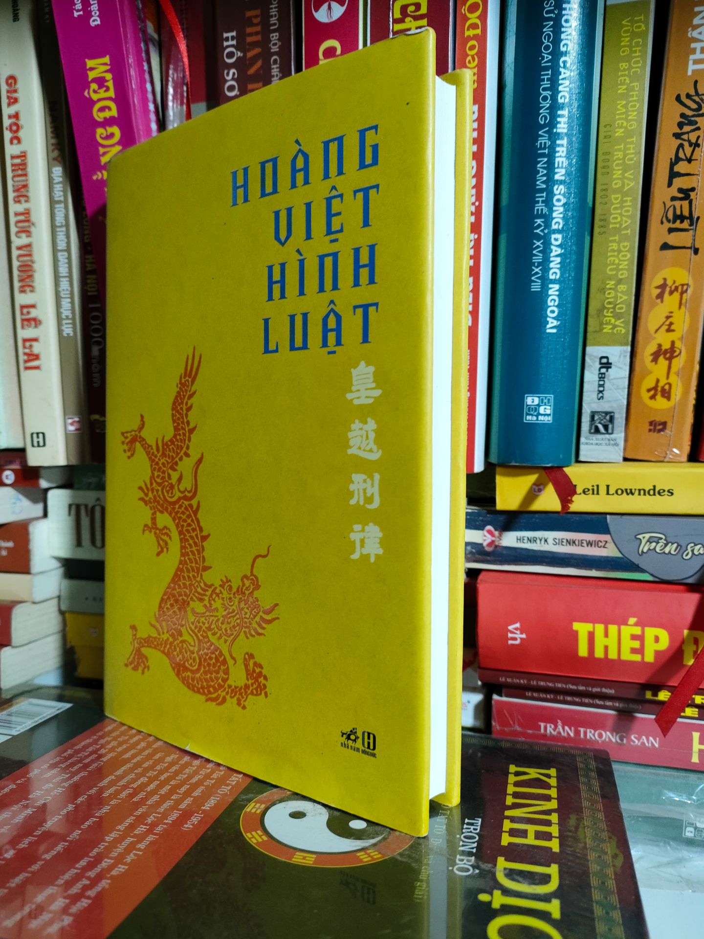 1 bộ luật khá chi tiết, bố cục hay, gần sát với đời sống thời bấy giờ và cũng có nhiều cái có thể tham khảo vào việc xd luật bây giờ. Sách in đẹp, bìa cứng, có áo khoác. Đẹp về hình thức, giá ổn và giao hàng nhanh