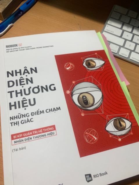Nội dung sách dễ hiểu, có hình minh họa cụ thể, giải thích rõ ràng và có bài tập thực hành. Nói chung đây là bộ sách tham khảo và hệ thống lý thuyết tốt cho những người đang làm việc quản trị thương hiệu và thiết kế nhận diện thương hiệu.