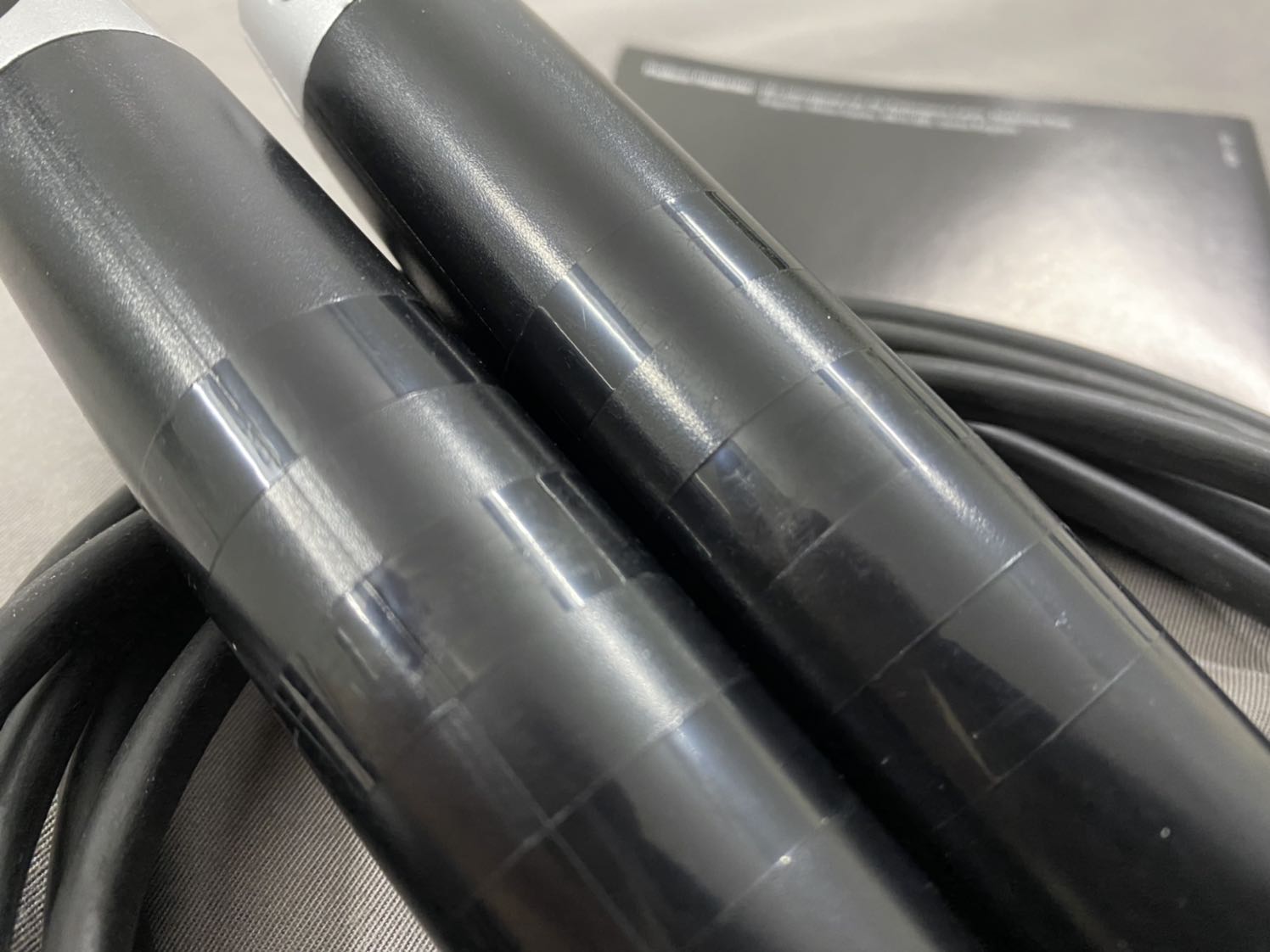 Dây cũ, trầy xước, 2 đầu sợi dây cắt nham nhở. Không biết chính hãng không nhưng không đáng mua. Chữ made in taiwan có chữ dính vào nhau, nhìn không sắc nét. Mình sẽ trả hàng nên là không review khi sử dụng được