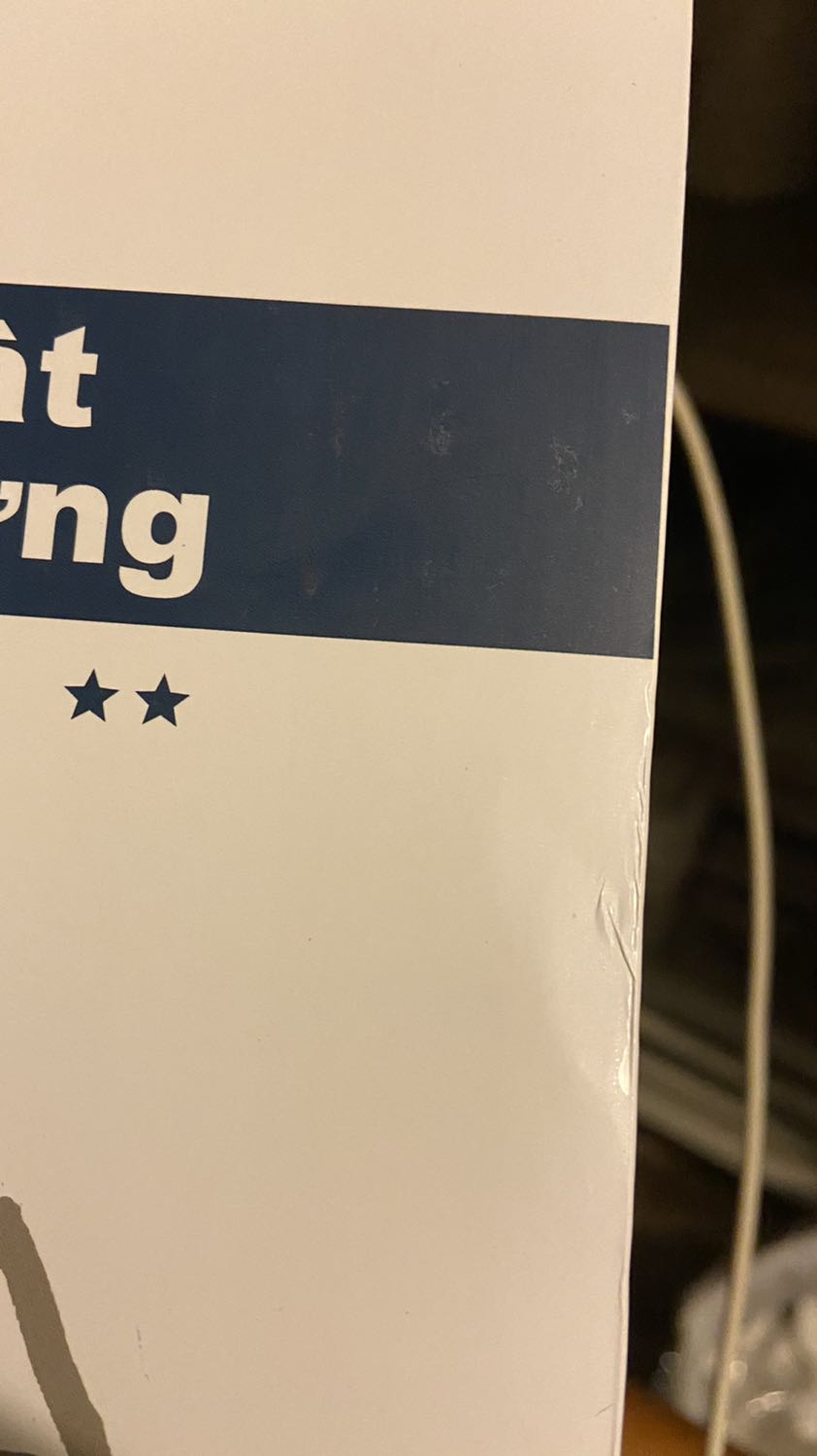 Sách nội dung hay nhưng hình thức bìa trắng dễ bám bụi bẩn. Sách đọc rất loá mắt!

Sách mua còn nguyên seal mà xước xẹo, bẩn bụi bìa và các góc cạnh. Mua hàng online quả là 50/50, kiểu 5 ăn 5 thua mệt mỏi thực sự... Khâu bảo quản, giữ gìn, kho bãi hàng hoá kém.

Nếu mua chỉ để đọc thì ỔN. Còn để tặng, sưu tầm hay mua hộ người khác thì không nên mua sách đảm bảo kiểu này!!!

Mong nhà cung cấp cải thiện, khắc phục dịch vụ!