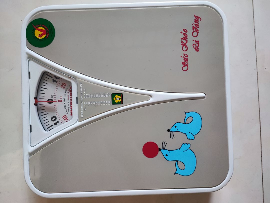 1. Rất hài lòng, tiki giao hàng nhanh, gói hàng cẩn thận. Trong hướng dẫn sử dụng có ghi rõ cân này chỉ sử dụng cân sức khỏe trong gia đình không sử dụng trong y tế và kinh doanh vì có độ chênh lệch 500gr đến 1000gr nên nếu cân này mang tính chất tham khảo nhiều hơn, với ai cần độ chính xác cao thì nên cân nhắc kỹ trước khi mua.
2. Các bạn lưu ý đọc kỹ hướng dẫn trước khi sử dụng để dùng cho đúng cách tránh trường hợp dùng chưa đúng mà lại kết luận cân hỏng thì tội cho nhà sản xuất và tiki. Cảm ơn!
P/s: rất thích tiki, sẽ còn ủng hộ tiki nhiều!