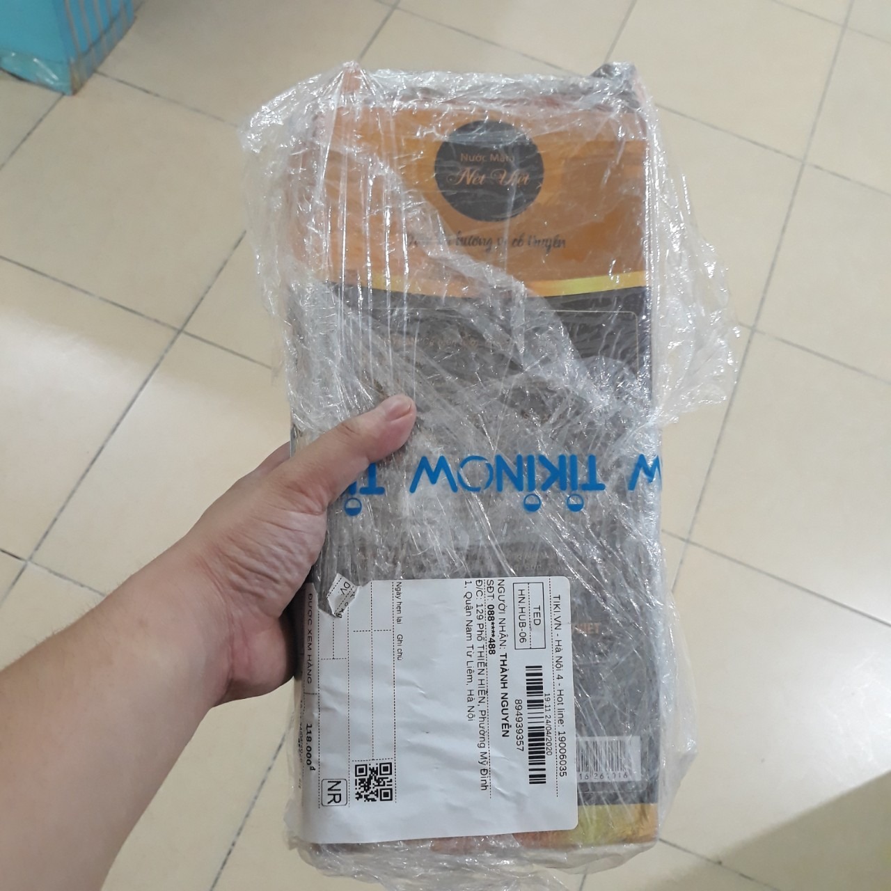 Hôm trước mình có đặt sản phẩm trên tiki, shop đóng gói cẩn thận giao hàng nhanh, hộp đựng sản phẩm đẹp .Sản phẩm Nước mắm Nét Việt ngon, thơm, có màu cánh dán, làm hài lòng những thực khách sành ăn nhất và khó tính nhất như bố mẹ mình. Sản phẩm có thể mua làm quà tặng biếu rất phù hợp. 5 sao cho shop