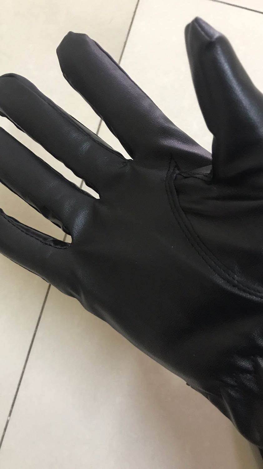 Găng tay da rất mềm. Độ co giãn cao, mặt bên trong có lớp lót lông đeo cảm giác êm tay và mềm mại. Hàng như mô tả cảm ứng điện thoại rất tốt. Đeo đi xe máy thì tiện lợi. Không sợ trời mưa. Đi mưa về lau cái là ok rồi. Sản phất tốt, ủng hộ shop 5 sao.