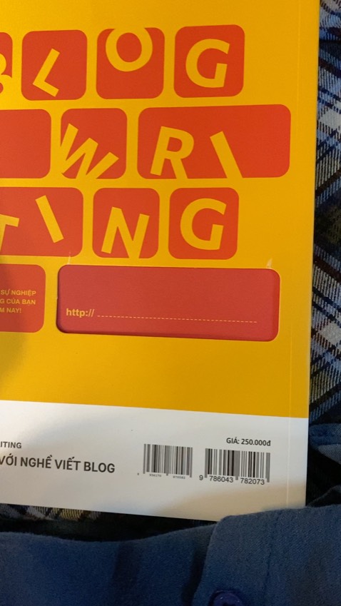 Nhận được cuốn này xong mình thấy đúng đỉnhhhh, trời ơi đúng là thứ mà dân blog cần luôn á. Hướng dẫn chi tiết cách tạo blog, vận hành blog. Đến cả nhiều cách kiếm tiền từ blog nữa luôn.
Chi tiết cực kỳ, không bị chắp vá như mấy thông tin mình tìm trên mạng.

Sách này còn có các phần phỏng vấn người trong nghề và các phần giải đáp xung quanh kỹ thuật blog nữa. Cực kỳ đáng mua luôn ấy mọi người ơi