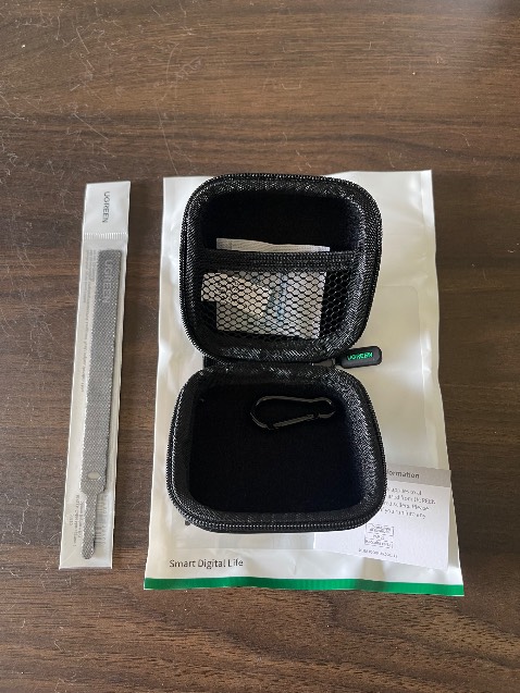 Hộp nhỏ nhưng đựng vừa tai nghe, giá rẻ mà còn được tặng kèm dây buộc cáp sạc cũng ổn áp.