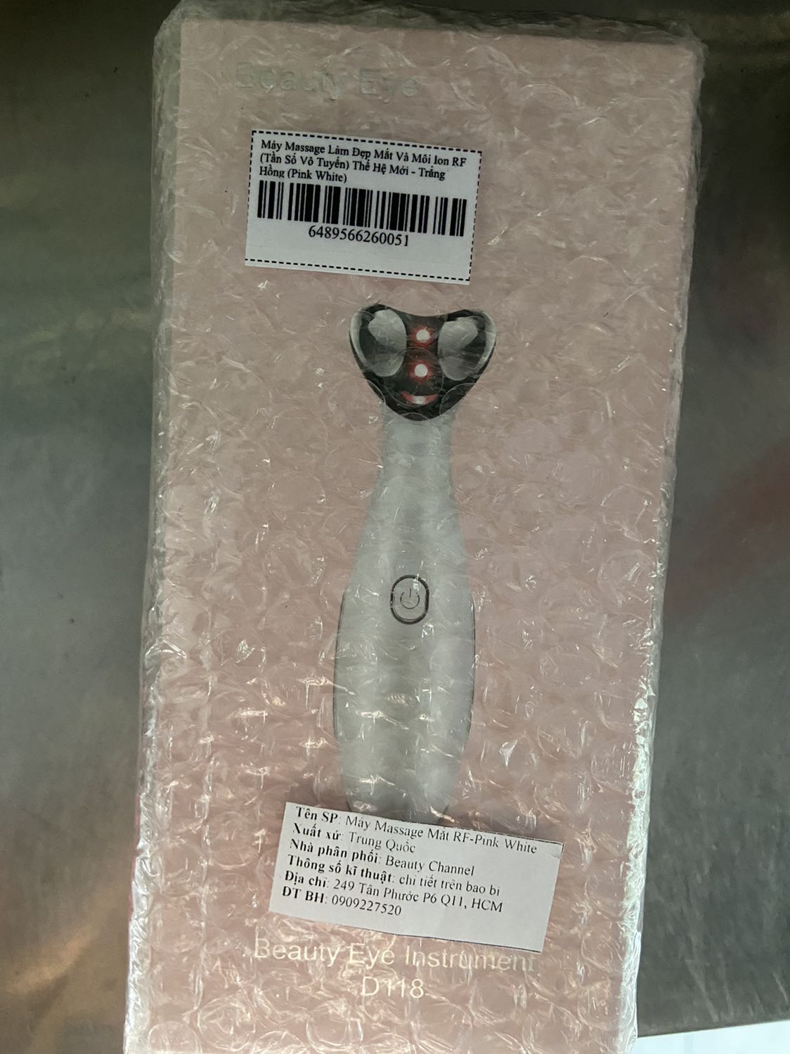 Máy cầm chắc tay, độ rung mạnh, nóng nhận ra rõ, dùng với kem mắt kem thấm nhanh hơn hẳn