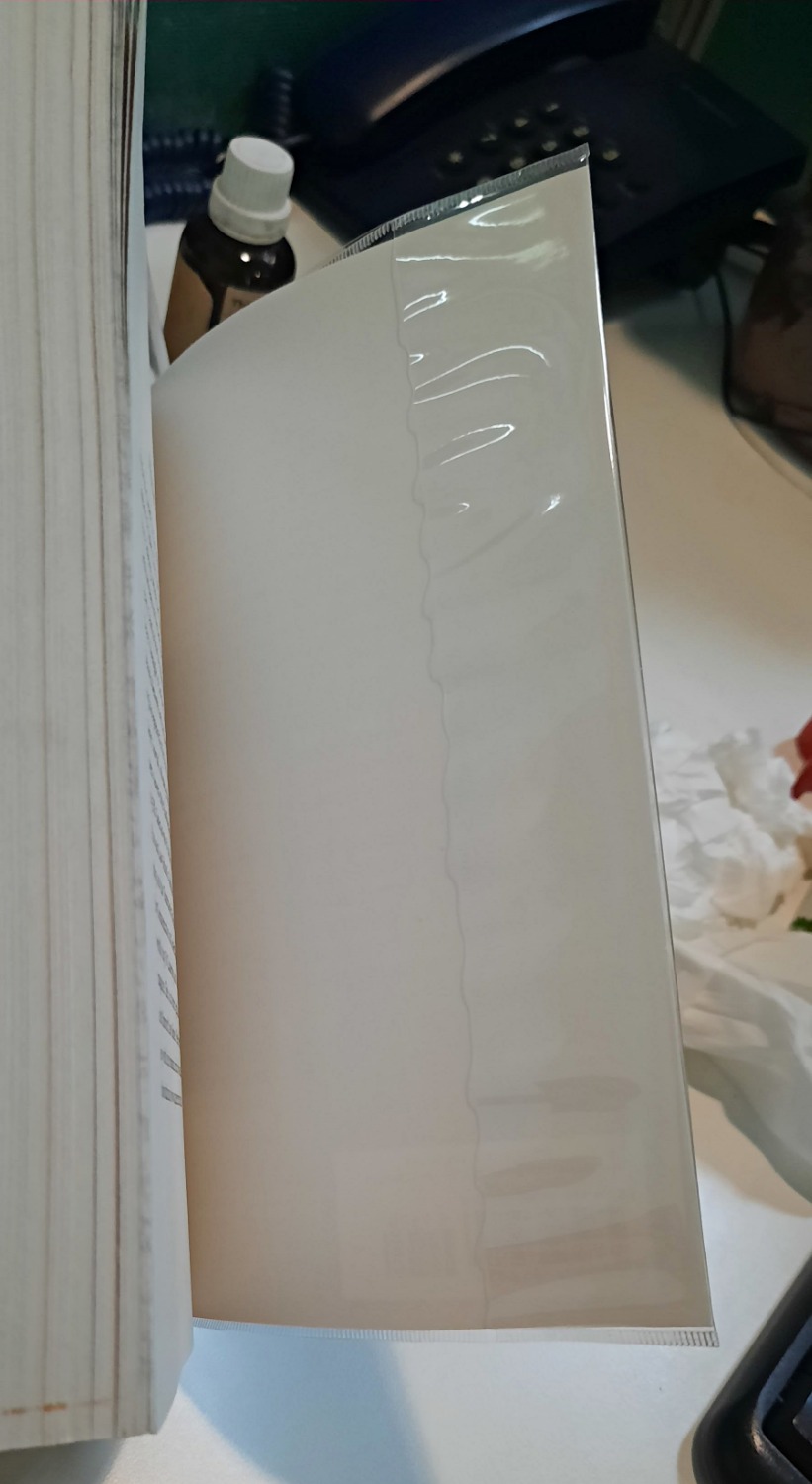 Cuốn sách như lời động viên cho các bạn có tính cách hướng nội - dù bạn có rụt rè ít thích giao tiếp hơn xã hội ồn ã ngoài kia, bạn vẫn có thể sống tốt và thành công. 
Từ ngữ trong sách không có nhiều thuật ngữ phức tạp. Giấy xám nhạt, mỏng nhẹ, chữ nhỏ - thích hợp mang đi du lịch.
Lần này bookcare của Tiki hơi lỏng lẻo - bìa sau không được phẳng và khít lắm.