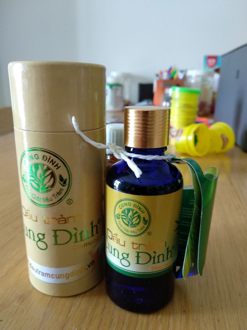 Tôi đặt loại thường và loại đặc biệt thì nhận được chai đặc biệt 50ml, mở ra thử thì mùi nồng đậm đặc y như mùi chai dầu khuynh diệp. Hoàn toàn không có mùi dầu tràm. Hình thức mẫu mã thì rất đẹp nhưng ruột là dầu khuynh diệp. tôi mong muốn trả lại hàng vì có dấu hiệu *** khách hàng nếu thực sự đây là hàng của công ty chính hãng.