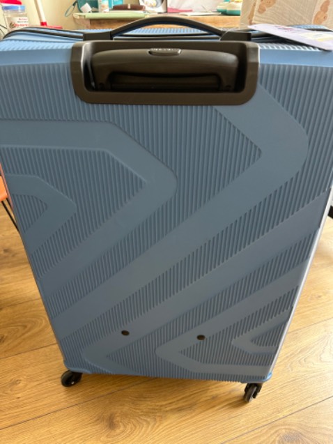 Vali nhẹ, bánh xoay êm, tuy nhiên khá mỏng, tay cầm kéo ko chắc lắm. Giá sale thì ok , giá gốc thì đắt