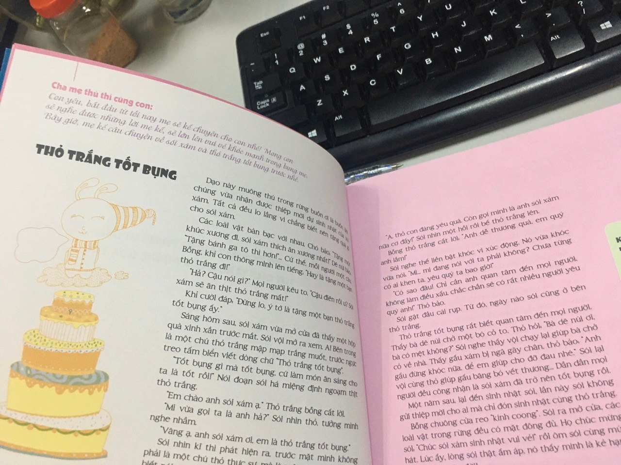 Mình vừa mới nhận được sách, sách rất thơm mùi giấy (mỗi lần mua quyển sách nào mới mình cũng hít hà mùi sách mới). Thấy trang trí rất đẹp, nội dung thì mình mới đọc qua truyện đầu tiên thấy cũng rất dễ thương, hay và ý nghĩa. Hy vọng mỗi tối 2 Ba mẹ sẽ đọc cho con nghe những câu chuyện thật ý nghĩa