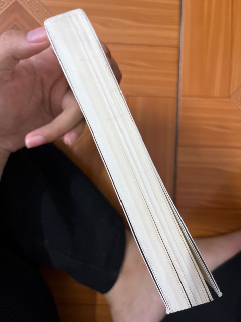 Bìa sách bẩn, trông khá cũ