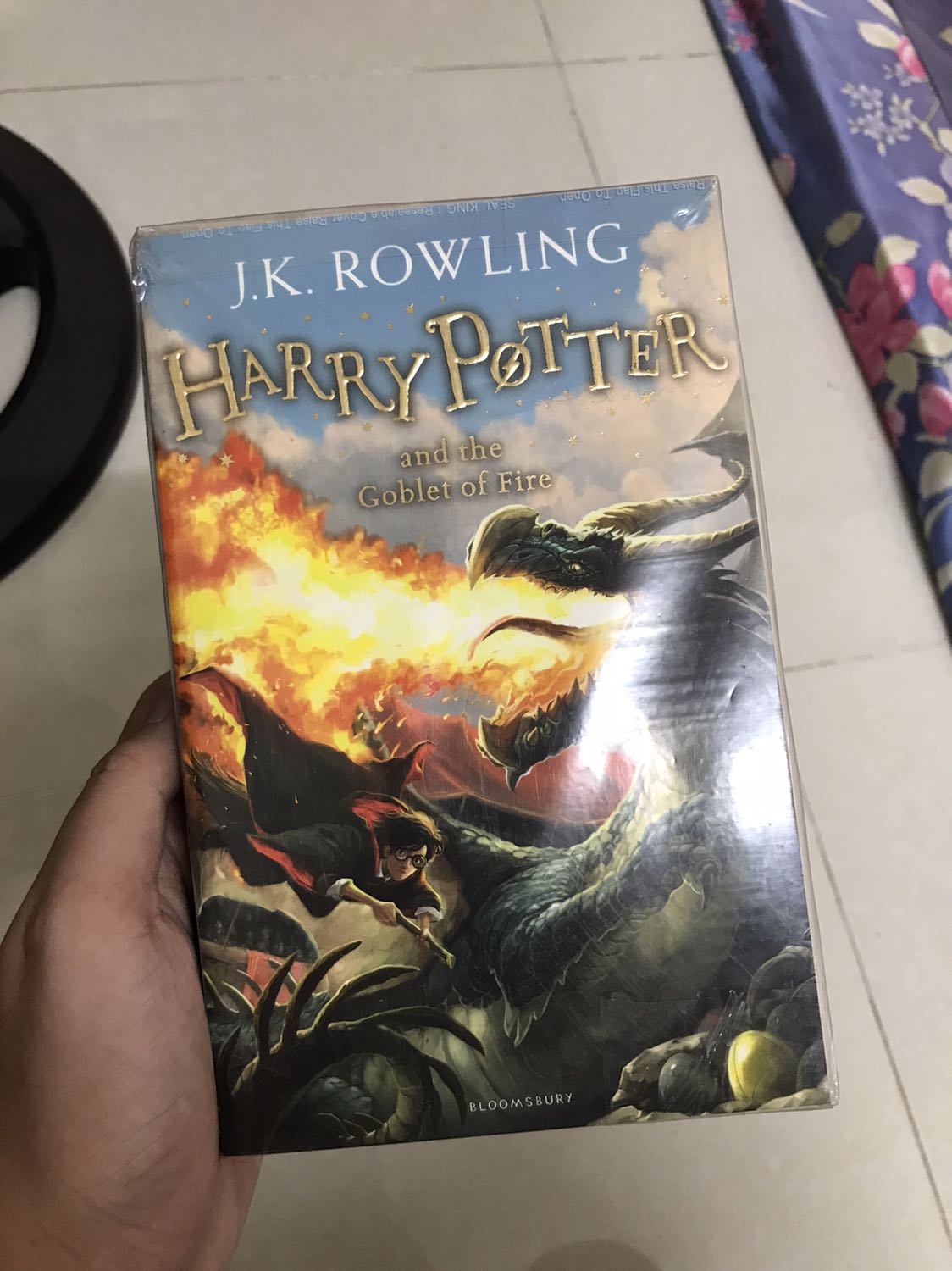 Sách dày, giấy tốt. Có bookcare và hoàn toàn mới, rất hài lòng.
