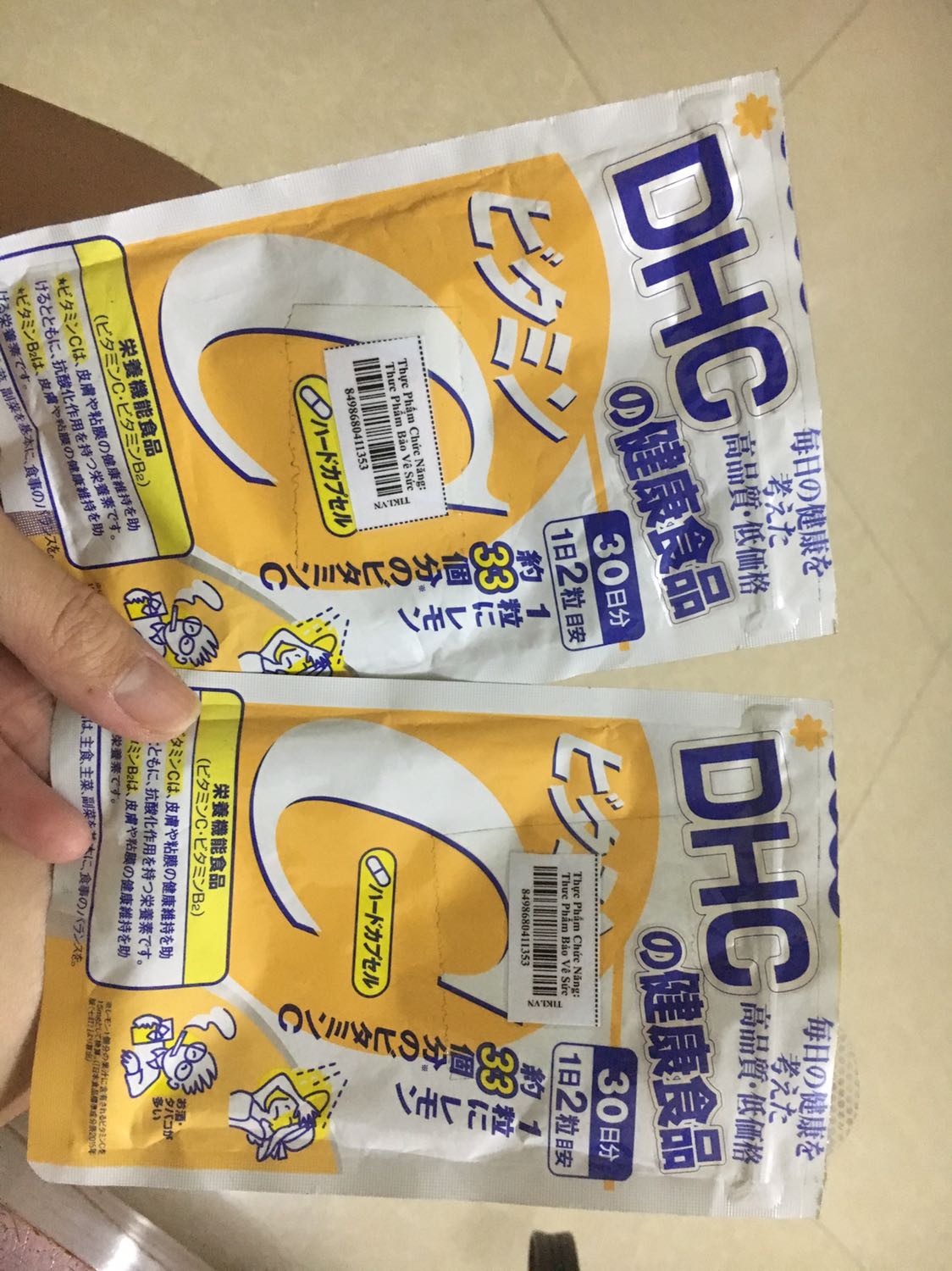 Túi cũ cáu bẩn dính như kiểu lôi từ tận cùng kho ra. NSX và HSD thì vẫn còn mới. Mở ta sản phẩm bên trong chưa có dấu hiệu hư hỏng gì. Mấy thuốc này cũng khó mà nói chất lượng thế nào.