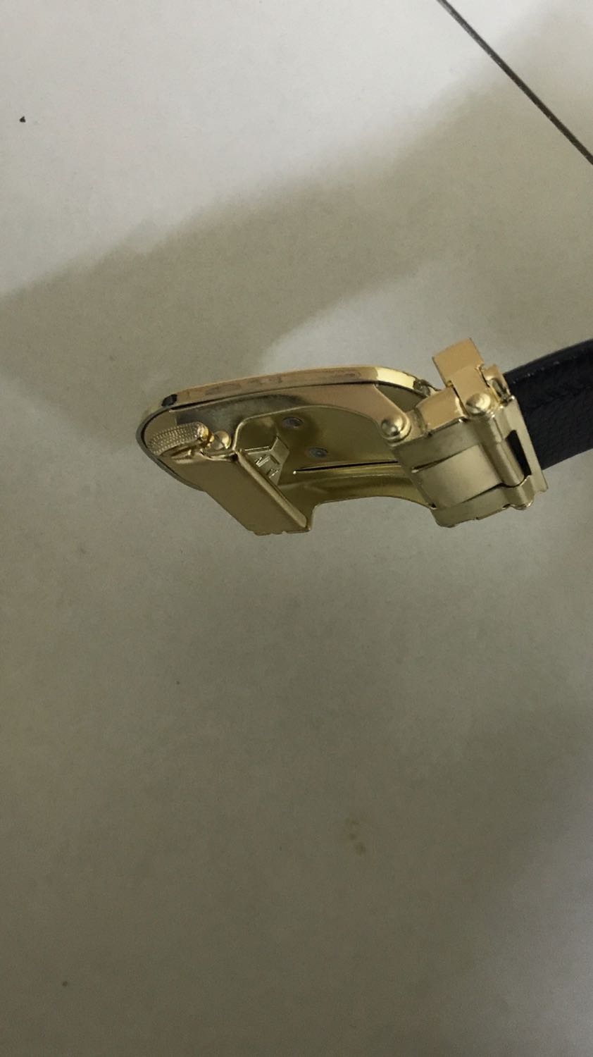 Thắt lưng mặt đẹp, trông đơn giản nhưng chất, đẹp khỏi chê. Dây da dài và mềm mại. Thiết kế khoá tinh tế dễ đeo. Đường may tỉ mỉ. Một sản phẩm giá rẻ nhưng chất khỏi chê luôn. Hàng tốt đáng mua. Ủng hộ shop.❤️❤️